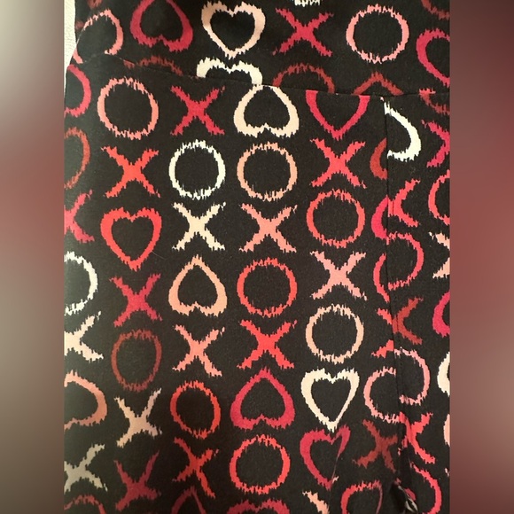 XO Patterned Leggings perfect for Valentines!! - Picture 3 of 4